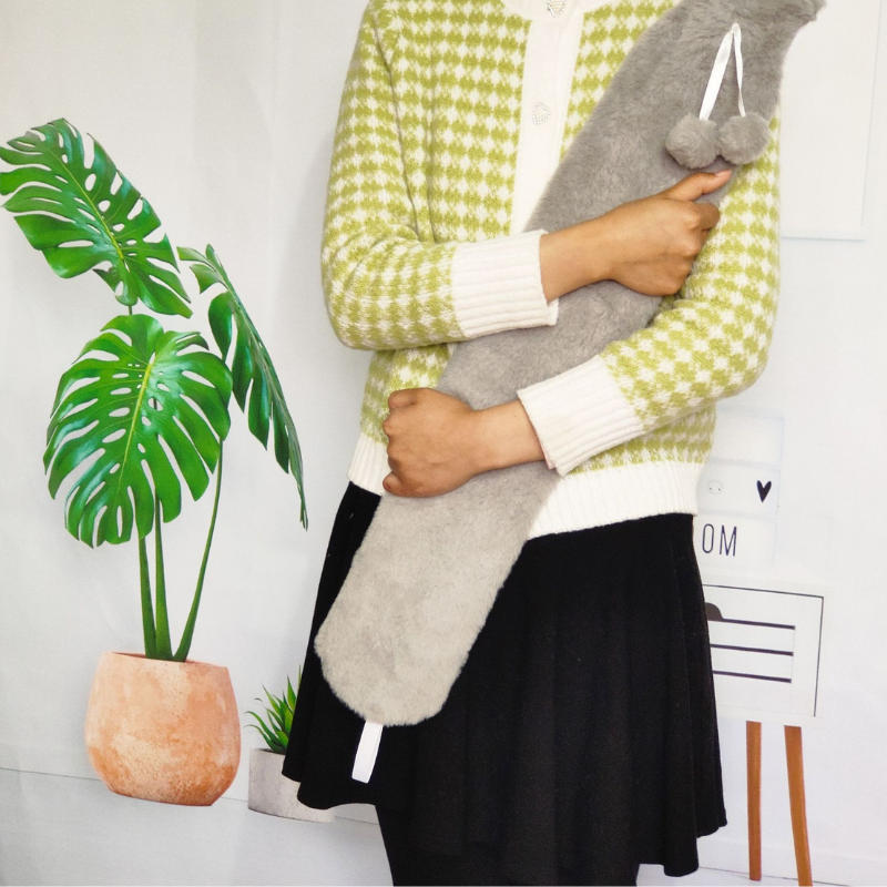 Bouillotte longue à eau 1L | 6h de chaleur enveloppante, housse douce avec pompon - Miss Bouillotte