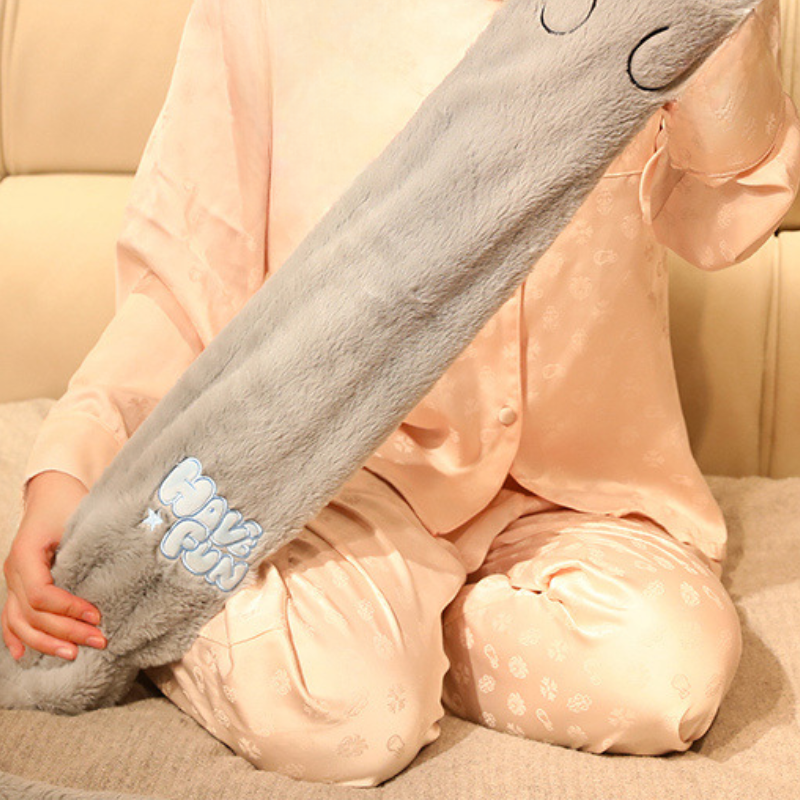 Bouillotte peluche Kawaii à eau longue 1,5L | 6h de chaleur, moumoute avec queue - Miss Bouillotte