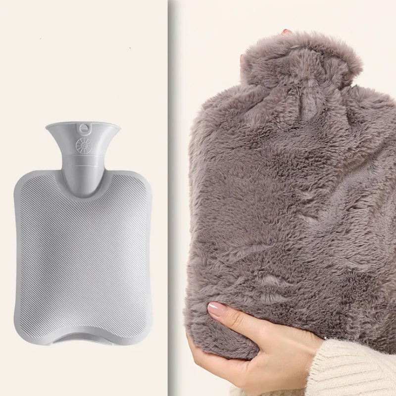 Bouillotte à eau 2L | 6h de chaleur, housse en fourrure grise ou rose - Miss Bouillotte